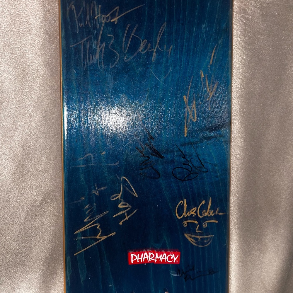 Signed skateboard - Picture 6 of 8